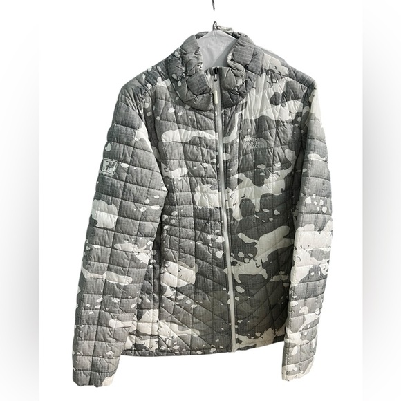 The North Face Gray and White Quilted
Thermoball Eco Jacket, size XL - Picture 2 of 15